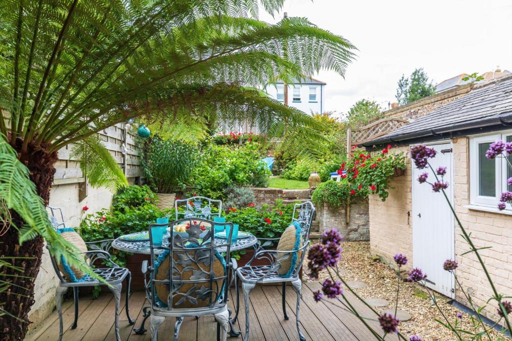 Littlehampton Apartment | Seafront Apartment Private Garden & Free Parking