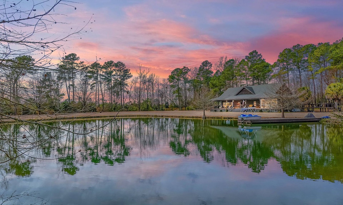 Willard House | Secluded Lodge 8acres Hot Tub, Pingpong pedalboat!