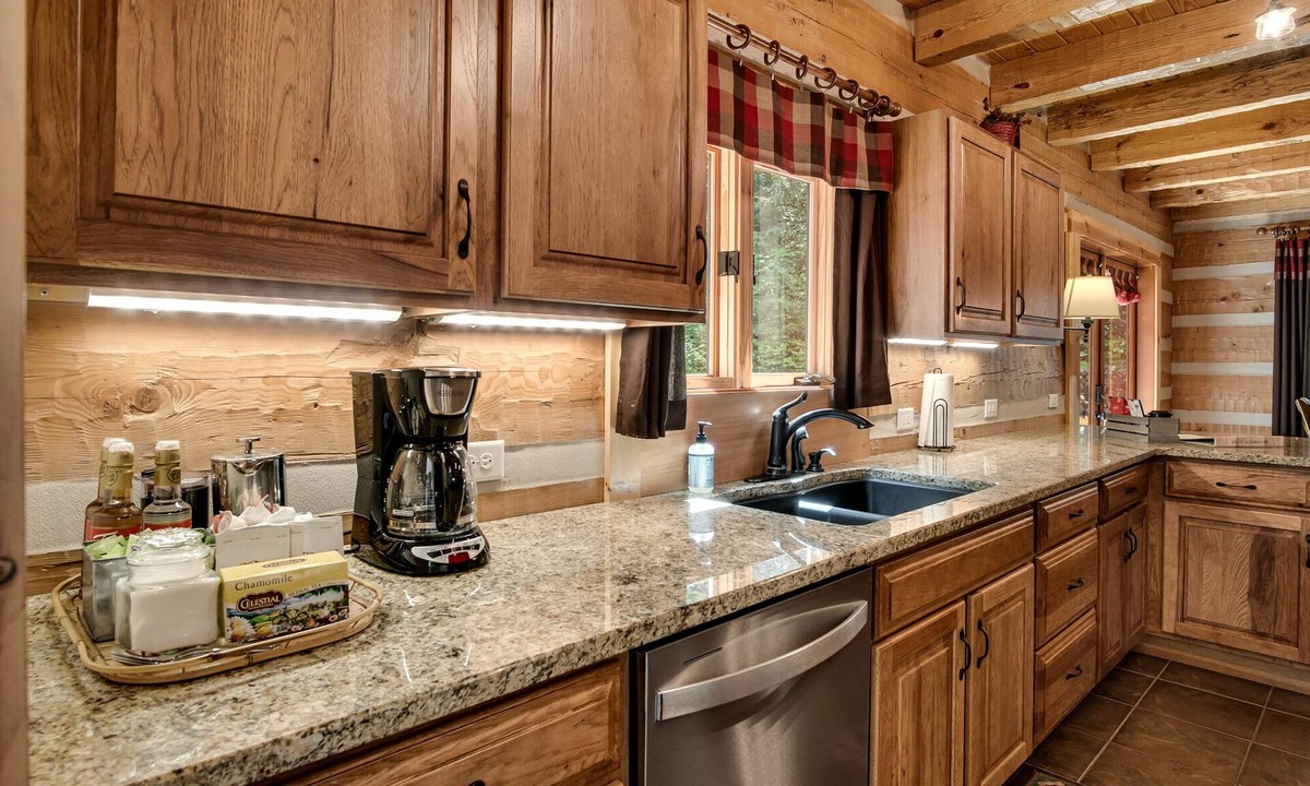 Franklin Cabin | Secluded Log Cabin/Fire Pit/King Bed/Wood-burning Fireplace/Starlink Wi-Fi