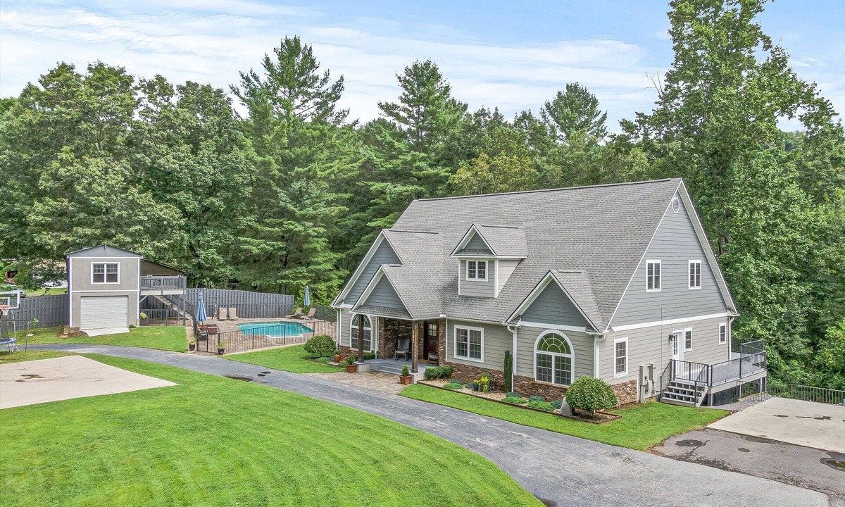 Skyland House | Secluded Luxury Home with Pool and Hot Tub in Asheville * 15 min to Downtown!