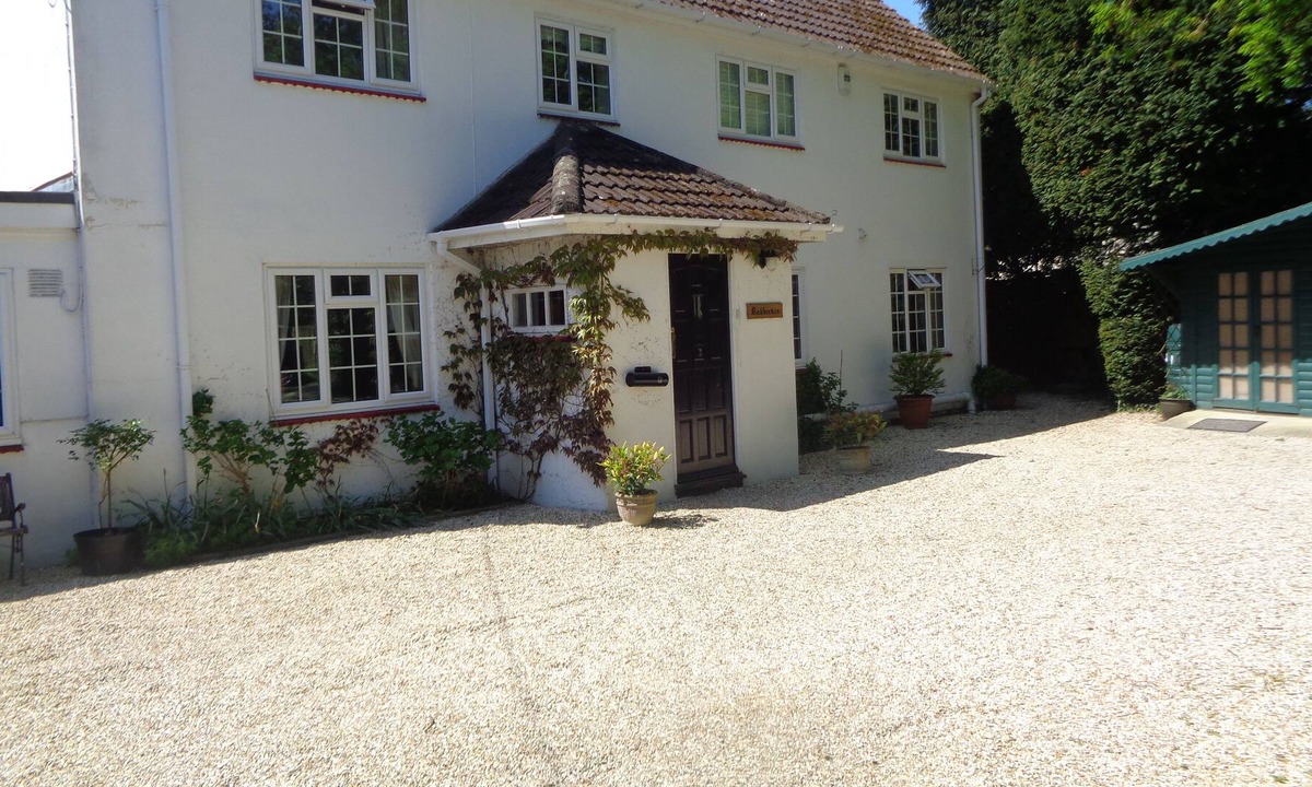 Dibden Purlieu House | Secluded, spacious detached house in the New Forest , sleeps 10