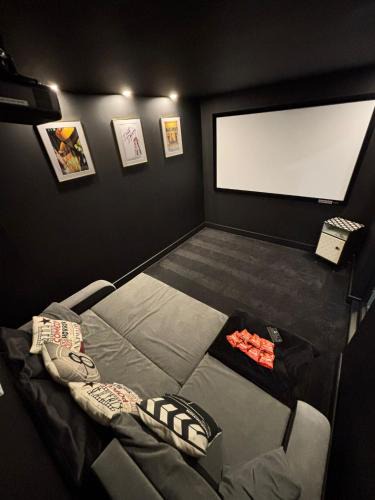Oadby House | Secure Gated 5 Bed Modern Elm Tree House City Centre 92" Cinema