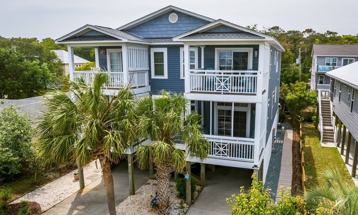 Kure Beach House | September + October Weekly Discounts! ! 5 Minute Walk to the Beach! Dog Friendly
