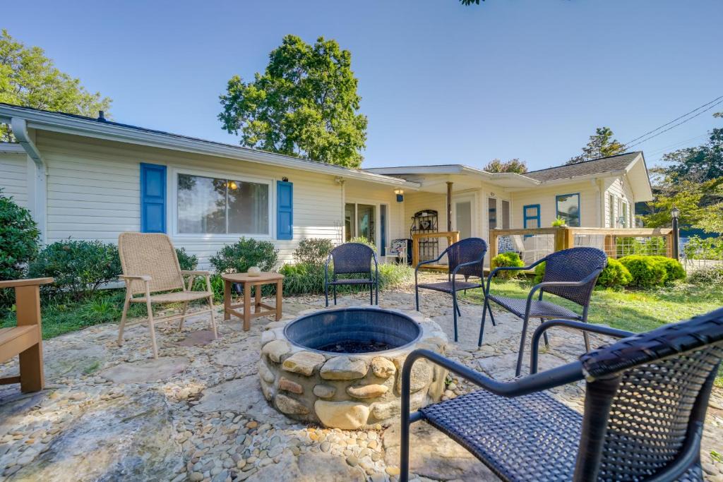 Lake Junaluska Apartment | Serene Lake Junaluska Gem Deck and Mountain Views