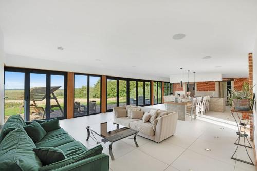 Haddiscoe House | Seven Space - Willow Barn, Hot Tub & Scenic Rural Retreat