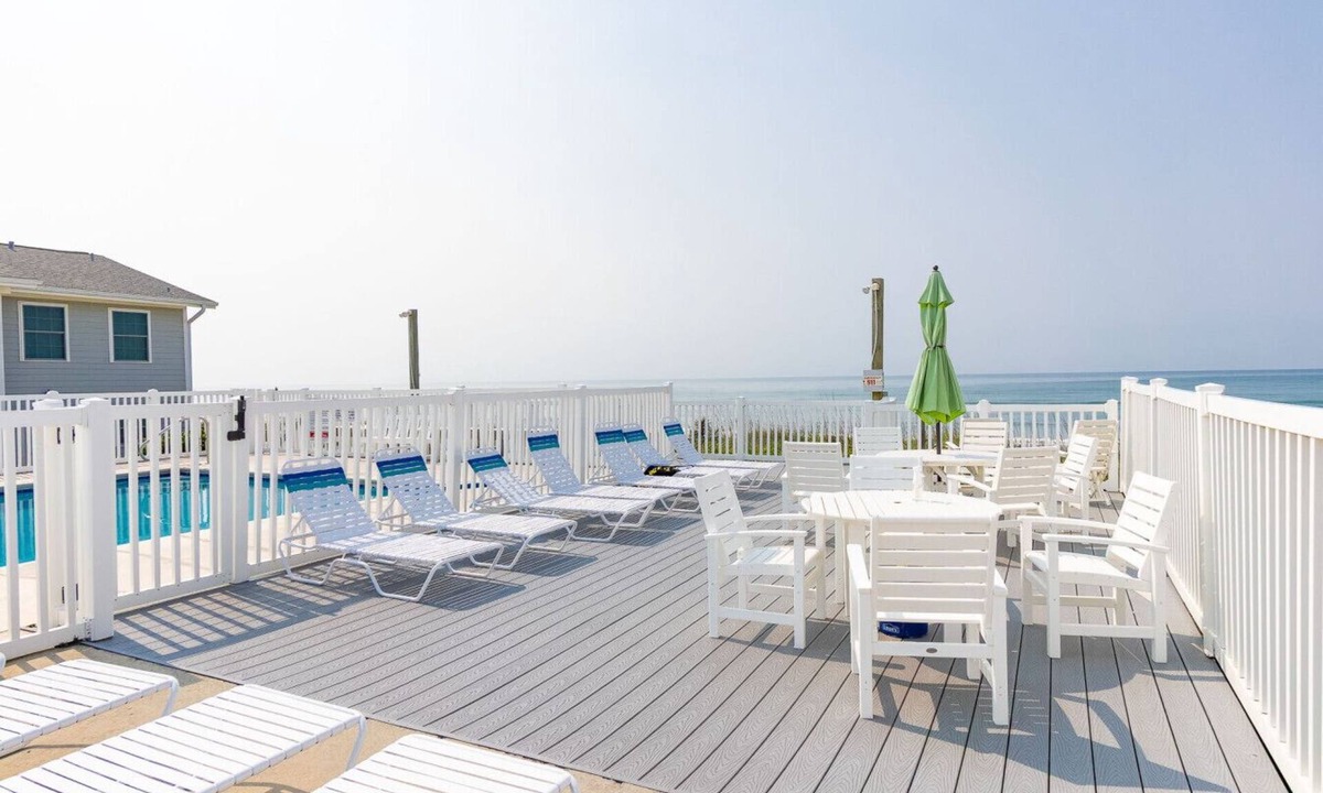 Pine Knoll Shores Villa | Shorebreak: Beach Access Pool Family-Friendly