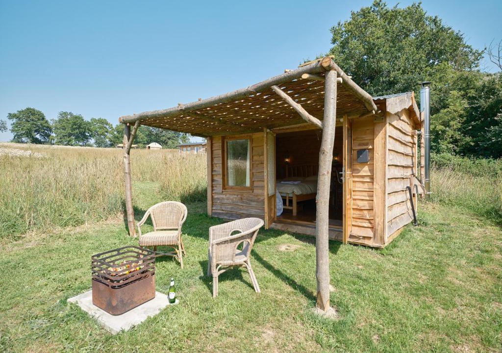 Chiddingstone Ski Chalet | Simple Basketmakers Hut Cabin for Two