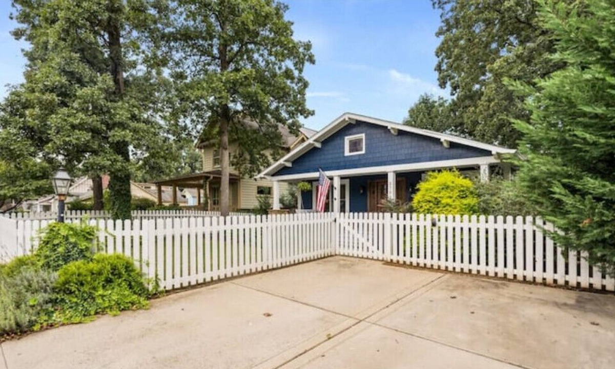 North Charlotte House | Single Story Fully Fenced Bungalow - Arts District