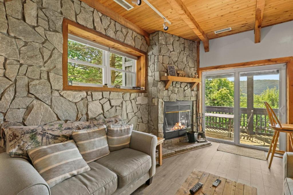 Beech Mountain House | Ski Lodge with Views 3BR Sleeps 8 Close to Slopes