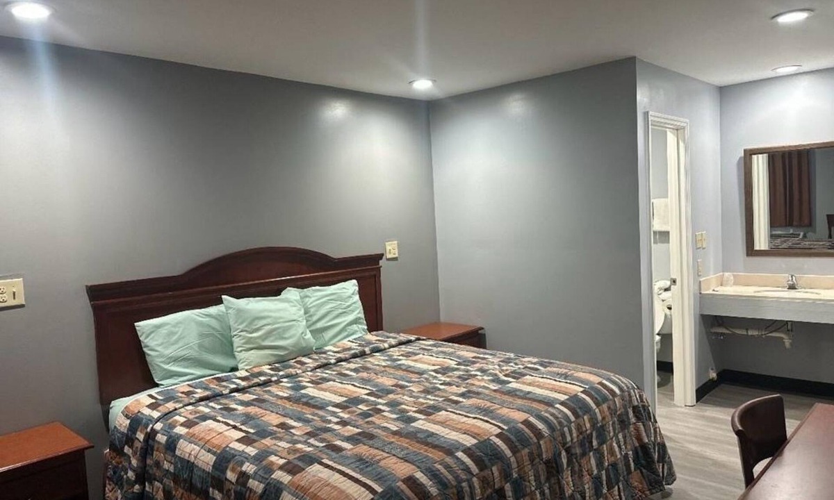Crestline Heights Hotel | Sky Inn Hotel