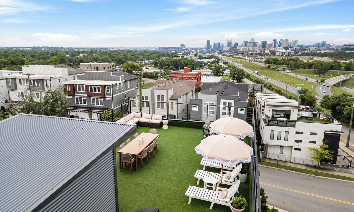 Talbot's Corner Ski Chalet | Skyline Views | Rooftop Hot Tub Bar | Villa Sophia