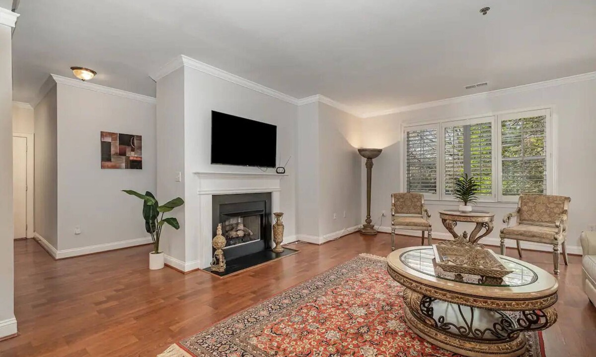 Barclay Downs House | Sleek & Stylish Condo In Southpark 3 Bedroom Home by RedAwning