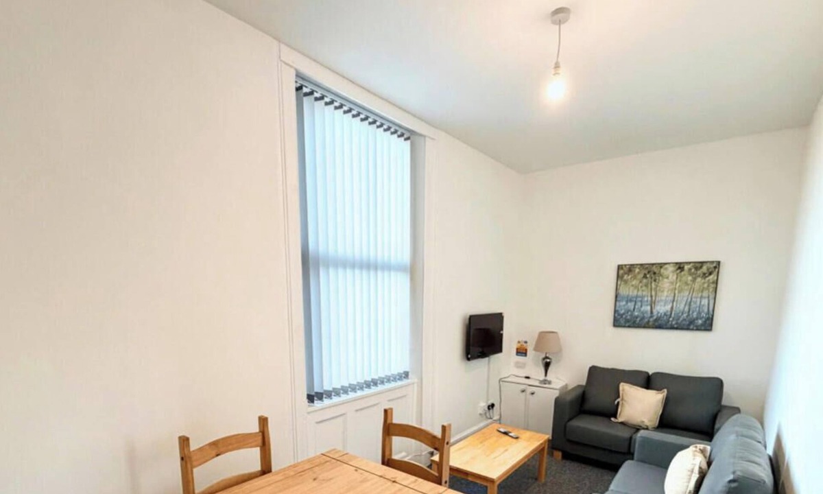 Ormskirk Apartment | Sleeps 10 Spacious for Contractors by PolkaStay