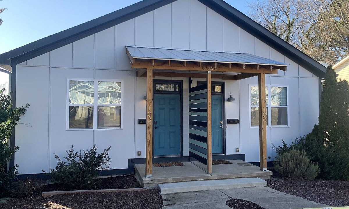 Downtown House | Sleeps 12-14 in comfortable beds, 6 BR. Oak City Duplex for your Large Group!