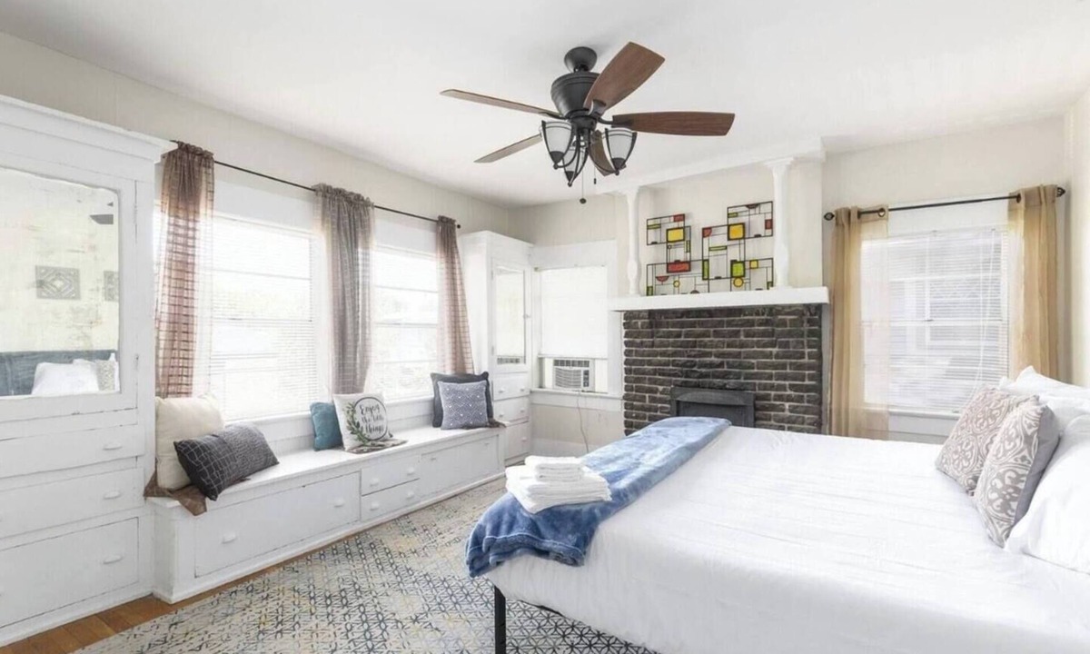 Glen Iris House | Sleeps 12 Budget-Friendly Downtown Birmingham Crew House