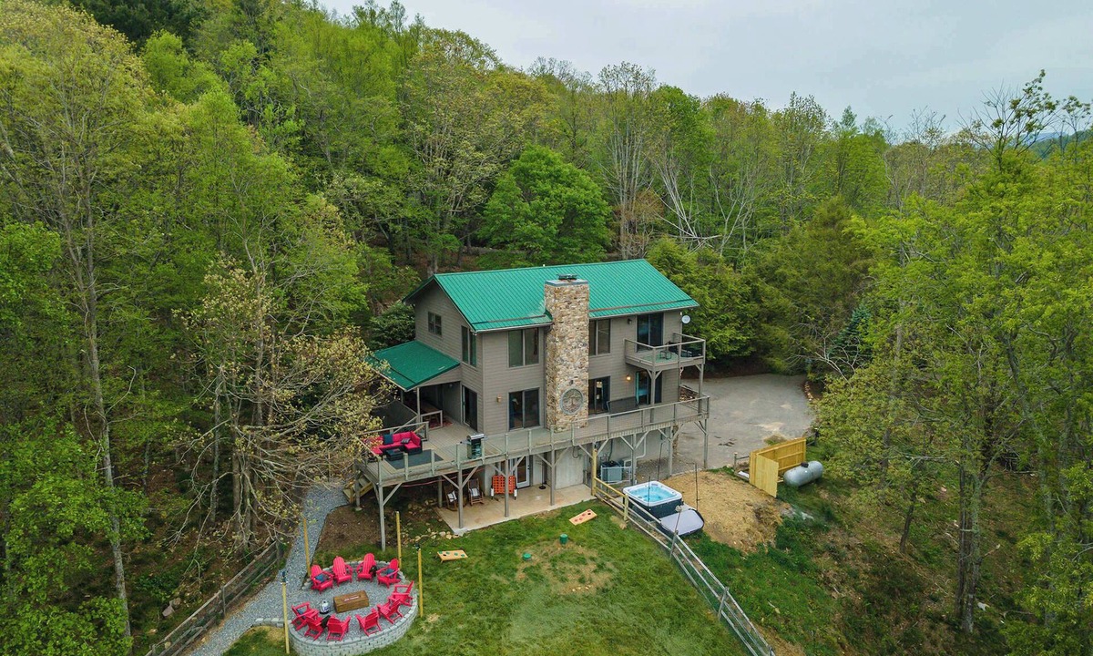 Fairview House | Sleeps 20! Hot Tub~Outdoor Theater~Putt Putt~Games