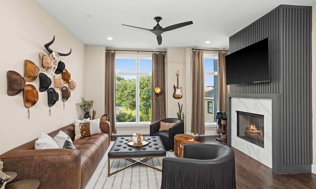 Buena Vista House | Sleeps 24 | Rooftop Decks Downtown Views