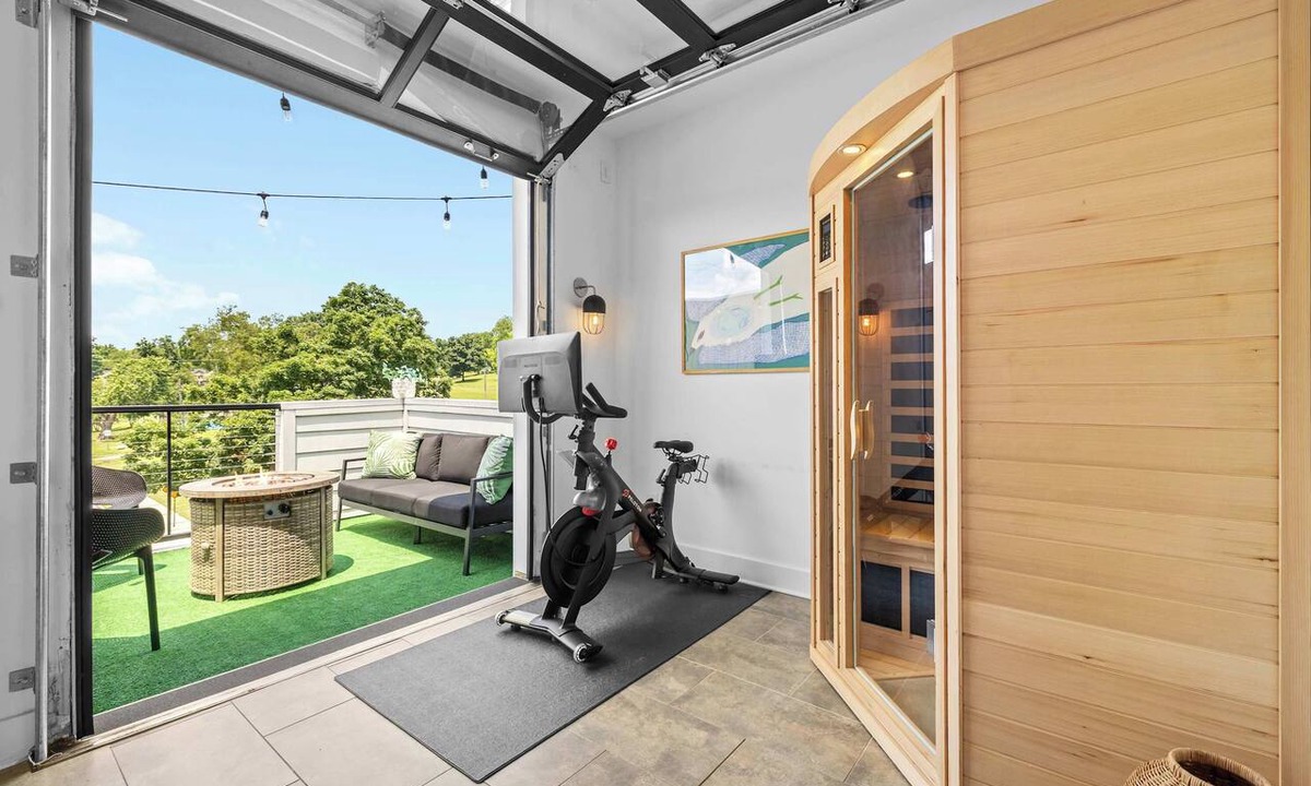 Eighth Avenue House | Sleeps 24 | Sauna, Peloton, Balcony + Fire pit