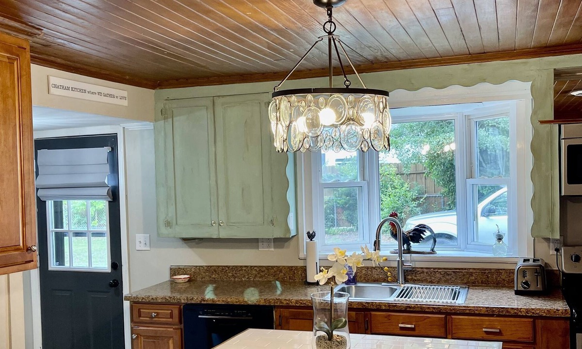 Cordova Cottage | SMOKE FREE Cottage on Chatham quiet, peaceful, business travelers welcome