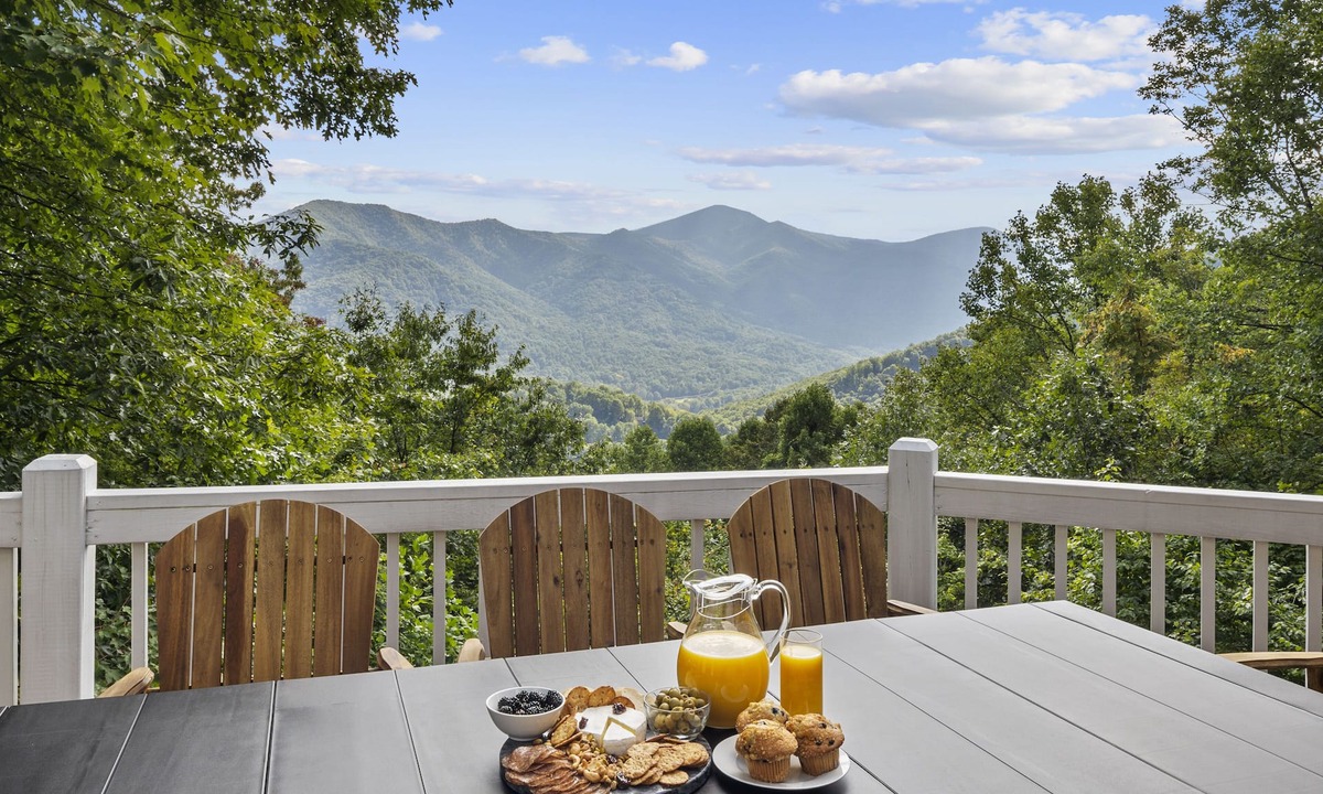 Maggie Valley House | Smokey Mtn Retreat: YEAR-ROUND VIEWS! GAME ROOM! HOT TUB! GOLF & SKI NEARBY!
