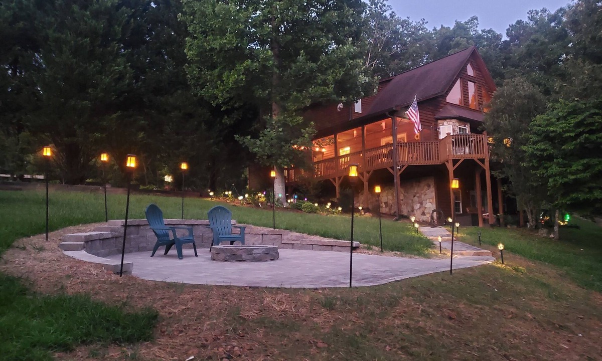 Murphy Cabin | Smoky Mountain Cabin - HOT TUB - 2 Fireplaces - Fire Pit - Screened Deck