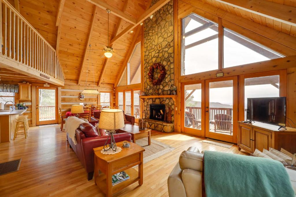 Deep Gap House | Smoky Mountain Vacation Rental with Large Deck!