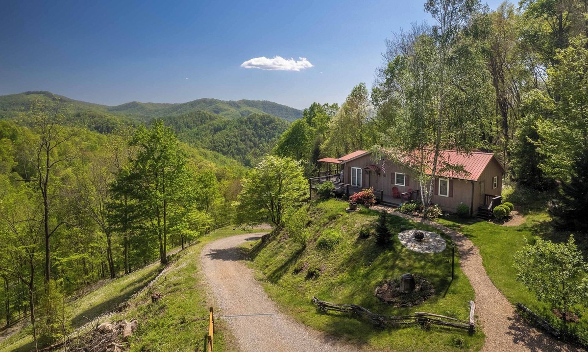 Sylva Cabin | Smoky Ridge Retreat – Cozy 2BR/2BA Cabin with Mountain Views & Creek Sounds