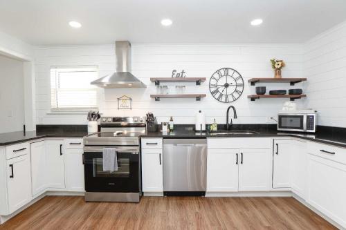 Norfolk House | Sojourn Bayview Sanctuary Home Sleeps 6