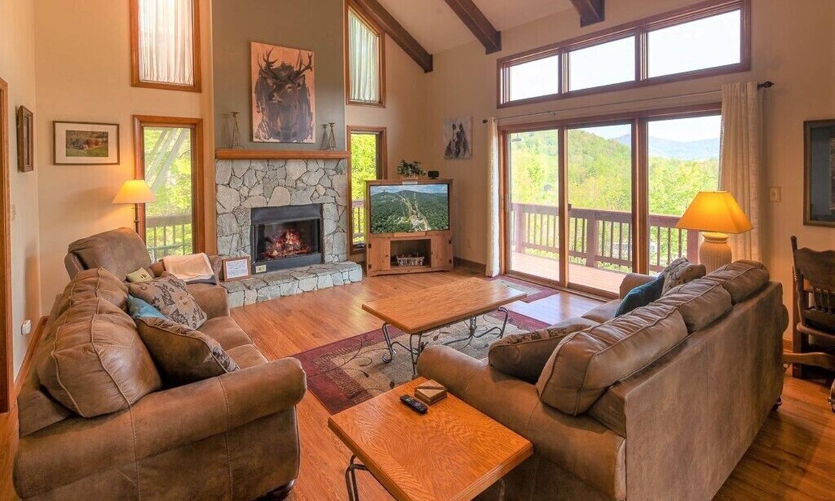 Sugar Mountain Ski Chalet | "Solitude Above All" spacious, cozy chalet w/mountain views NEW LISTING DISCOUNT
