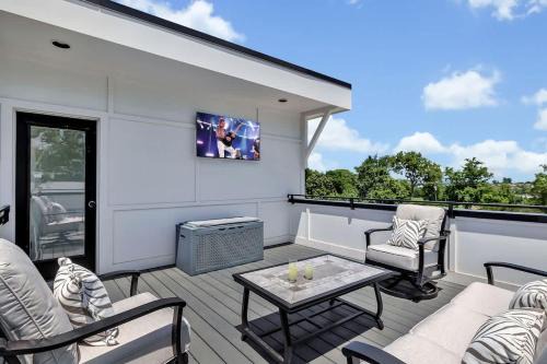 Berry Hill House | Soprano - Private Rooftop - 8 mins to Broadway