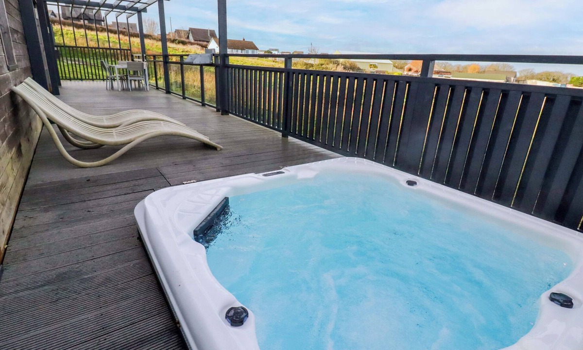 Portreath Cottage | SOUTH CROFTY - THE RESIDENCE, pet friendly, with pool in Portreath