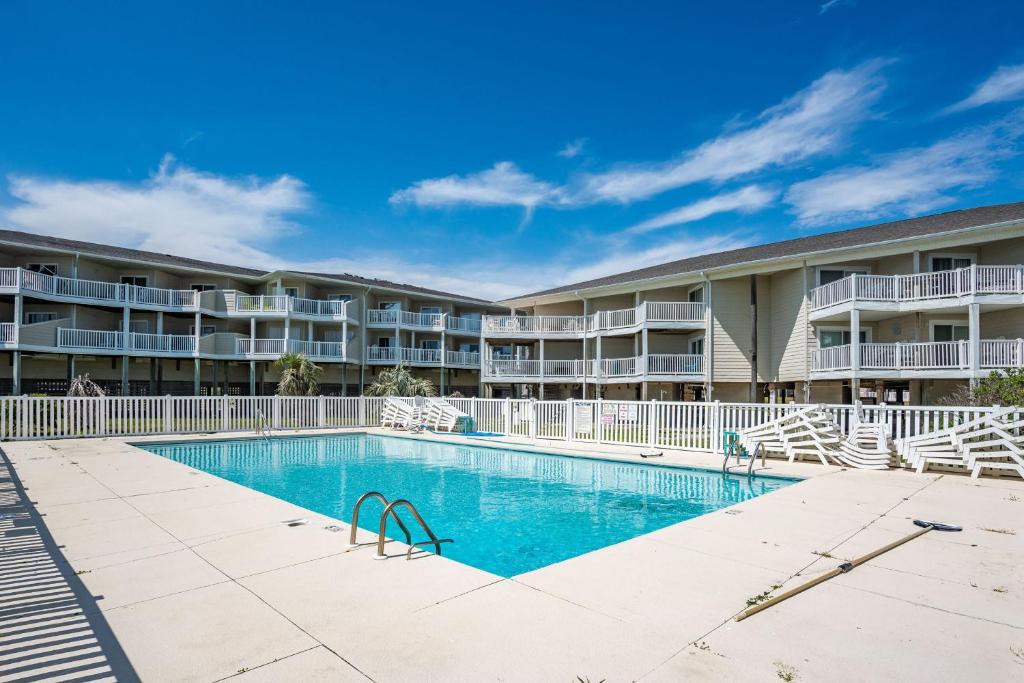 Long Beach House | Southern Shores Villas by Oak Island Accommodations
