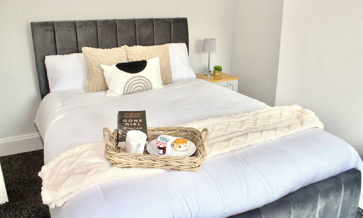 St Helens Apartment | Spacious 2-Bed Flat | Near St Helens Centre + WiFi