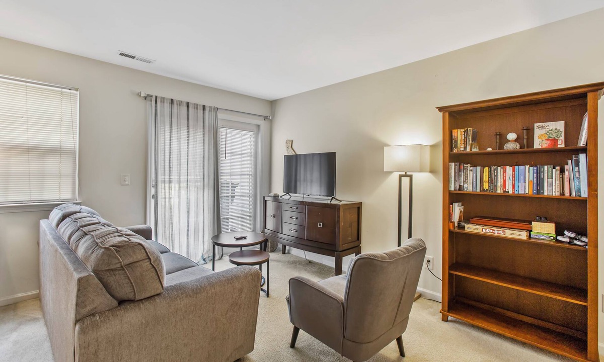 Northeast Raleigh House | Spacious 2 bedrooms townhouse by the Greenway/Pool access