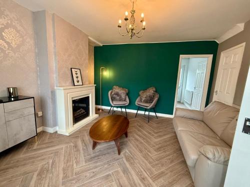 Wolverhampton House | Spacious 3-Bed Home Contractor-Friendly with Parking in Wolverhampton