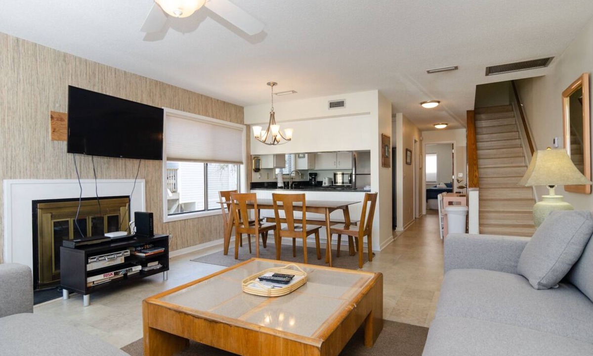 Wrightsville Beach House | Spacious 3BR Townhome 1 Block to Johnnie Mercers!