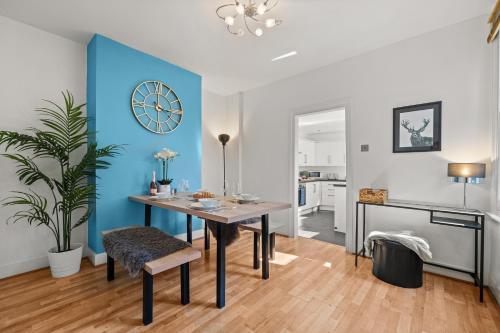 Canbury House | Spacious 4-Bed Home with Parking & Garden - Sleeps 9, Ideal for Families & Work Stays