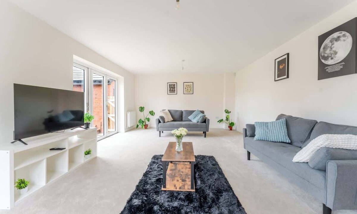 Stoke Gifford House | Spacious 4 Bed Contractor & Family Home, Bristol