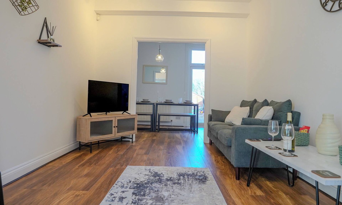 London Borough of Bromley House | Spacious 4 Bed Central Property w/Free Parking and Garden Dining