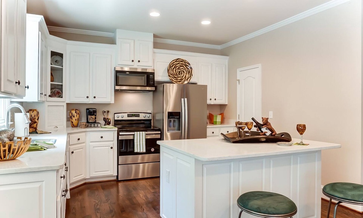 Sherwood Forest House | Spacious 4 Bedroom in Prime Location!