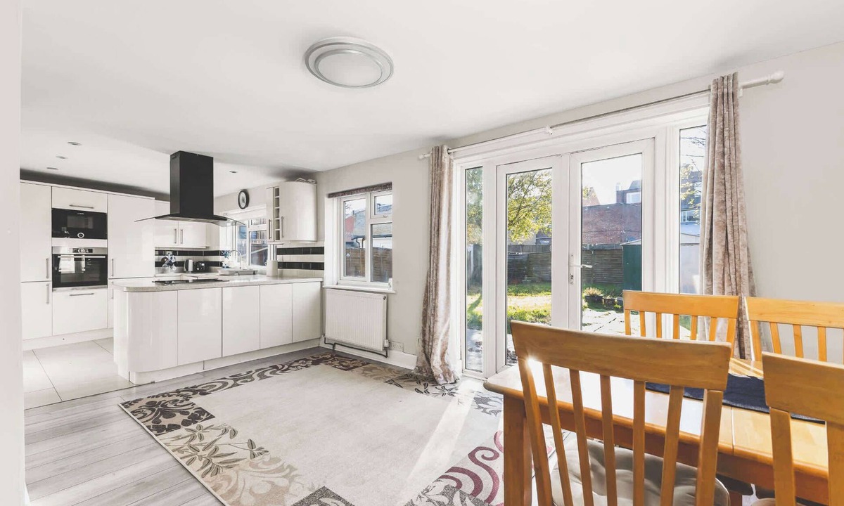 Hillingdon House | Spacious 4BDR House with Parking by Heathrow