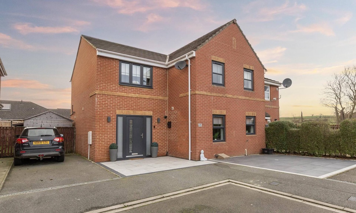 North Bitchburn House | Spacious 4BR Home | Garden | Parking | Sleeps 7 - Pass the Keys