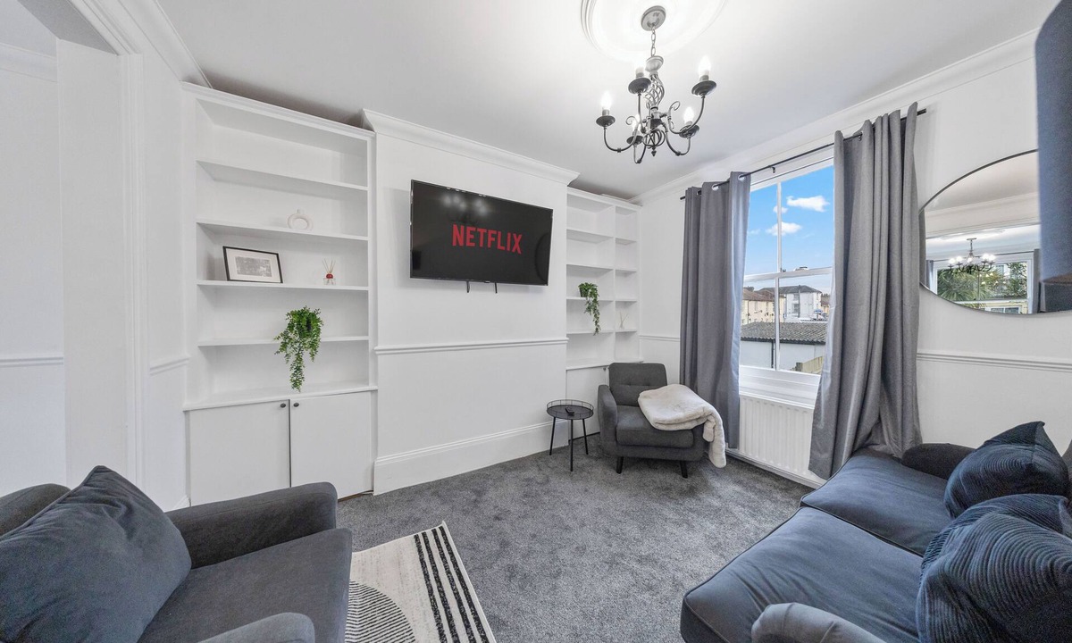 Gravesend Apartment | Spacious 4BR Home w/Private Parking & WiFi
