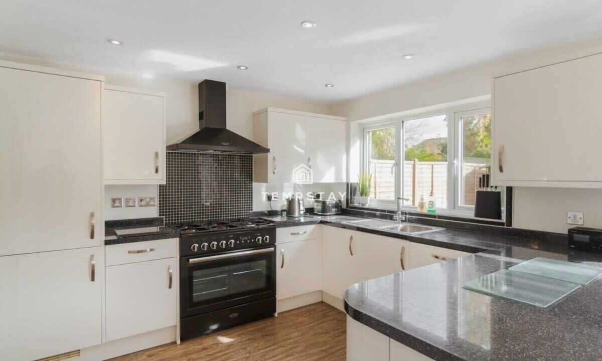 Sunninghill House | Spacious 5 bed Sunninghill W/Drive - By Tempstay