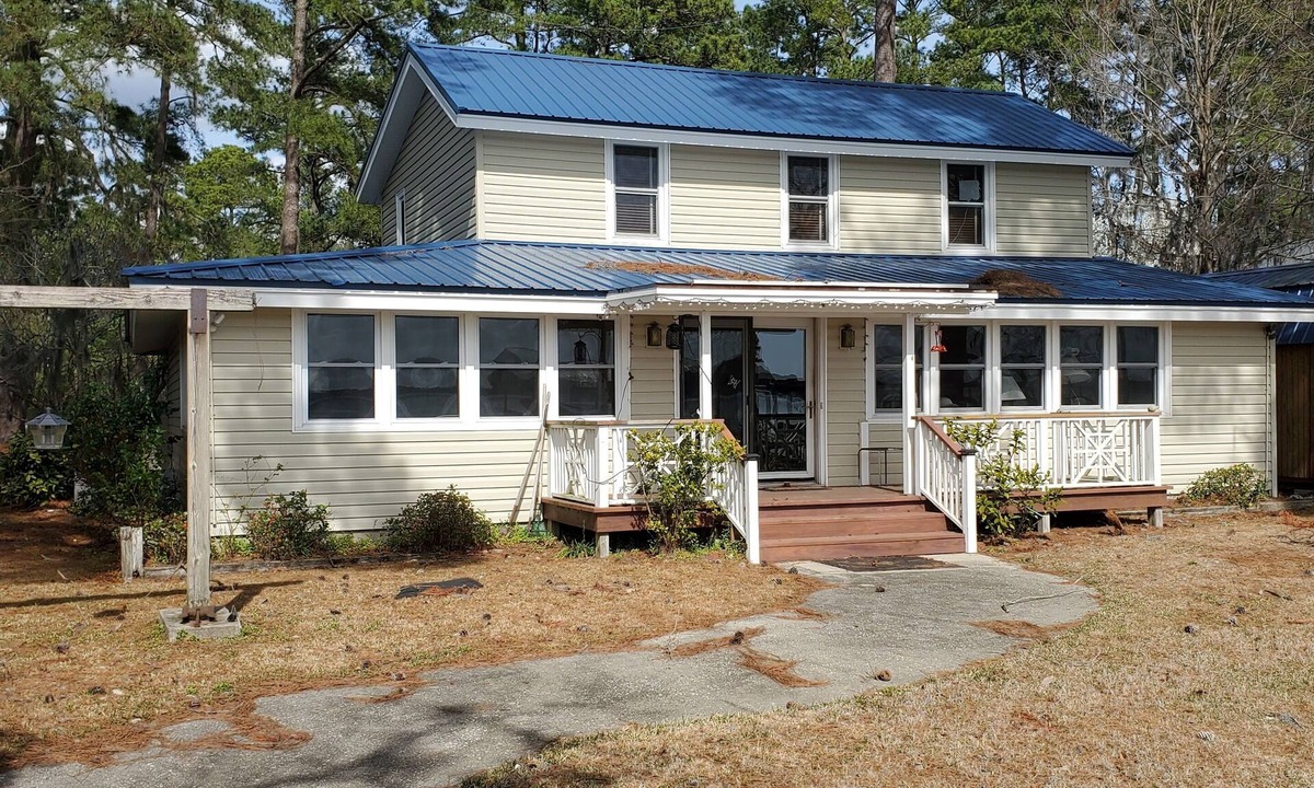 White Lake House | Spacious 5-bedroom lakefront house in White Lake, NC.