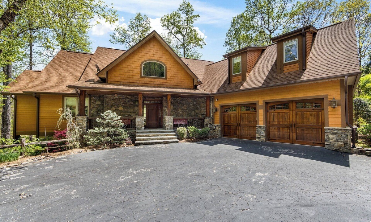 Whittier House | Spacious 5-bedroom Mountain House with Movie Room & Pool Table