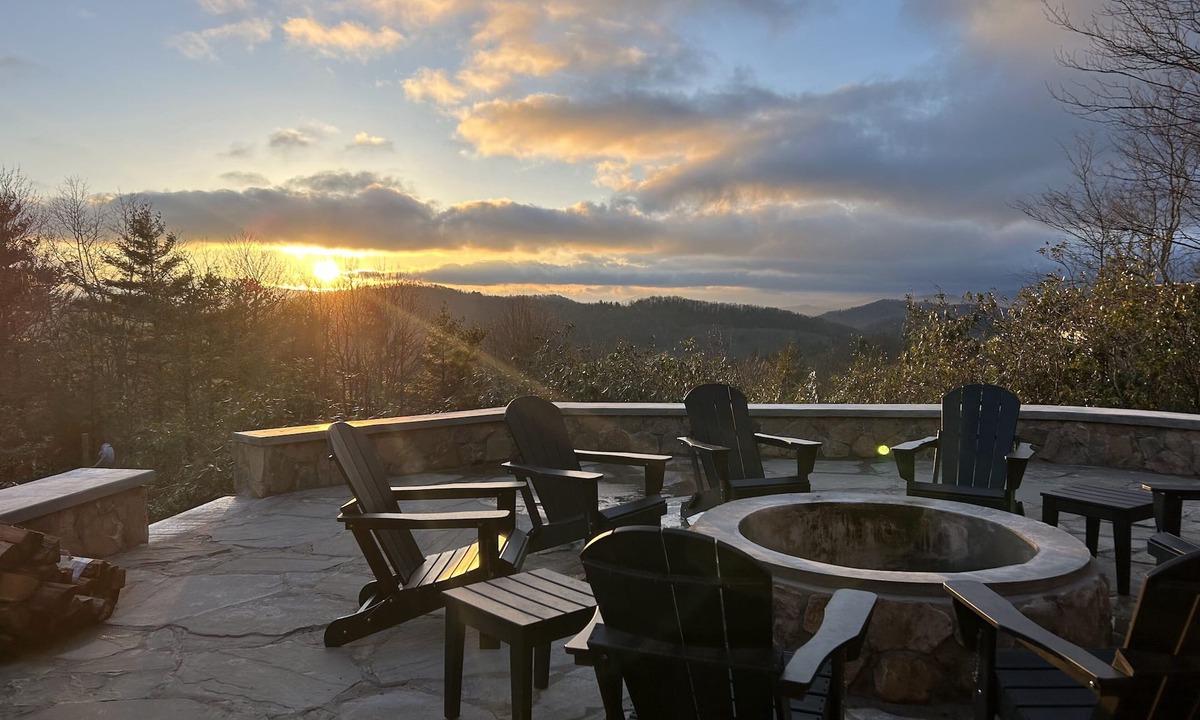 Newland House | Spacious 5BR/4BA/1 level home on 8 acres w/Stunning Views, Hot Tub & Fire Pit