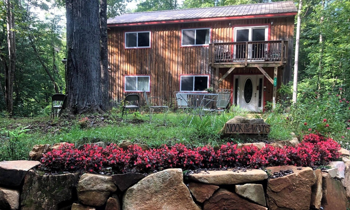 Moravian Falls Cabin | Spacious 6-bedroom lodge in peaceful Moravian Falls with WiFi, AC