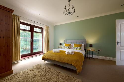 Wolverhampton House | Spacious 7BR Home, Families & Contractors, Hot Tub