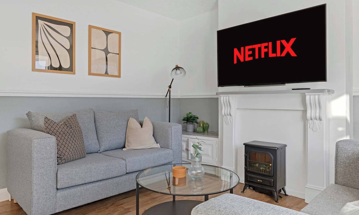 Toton House | Spacious and Bright Home | Perfect for Contractors